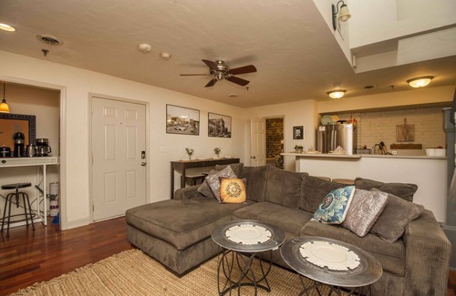 Old City Condominio | Downtown Old City Stylish & Centrally located Historic loft