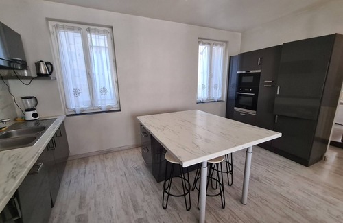 Bourgogne Cabaña | Casa urbana en el centro de Orleans, cerca de comercios y transporte, con parking y todas las comodidades.