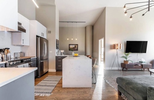 Printers Row Condominio | Downtown Penthouse 5bd VIEWS|Parking, Gym+Pool