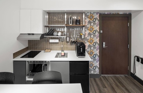 Downtown Juneau Apartamento | Downtown Penthouse King Suite, Kitchenette, Free Breakfast, and Rooftop Hot Tub!