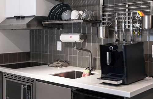 Downtown Juneau Apartamento | Downtown Penthouse King Suite, Kitchenette, Free Breakfast, and Rooftop Hot Tub!