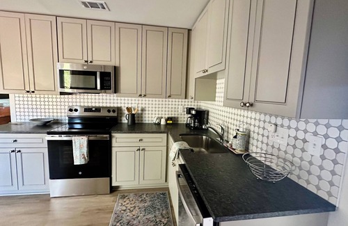 Perry Casa | Downtown Perry Cozy 4-bedroom house with fenced backyard