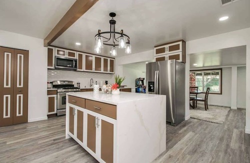 Encanto Casa | Downtown Phoenix Retreat | Jacuzzi | Games & More!