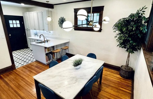 Des Moines Casa | Downtown Renovated Beauty