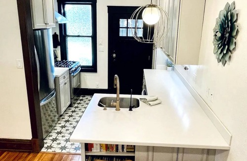 Des Moines Casa | Downtown Renovated Beauty