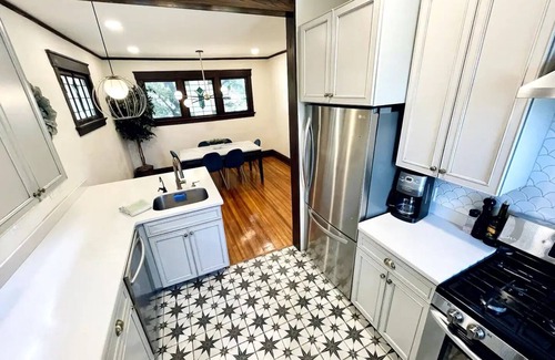 Des Moines Casa | Downtown Renovated Beauty