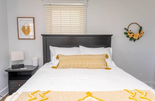 Michigan City Apartamento | Downtown Retreat, Hot Tub, Firepit, Grill