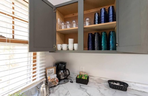 Michigan City Apartamento | Downtown Retreat, Hot Tub, Firepit, Grill