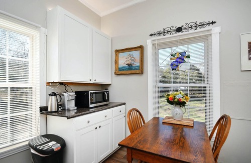 Dunean Casa | ✨Downtown Retreat 🏡 Minutes from Main Street, with Fenced in Backyard ✨