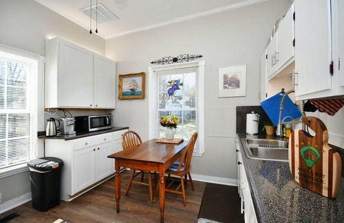 Dunean Casa | ✨Downtown Retreat 🏡 Minutes from Main Street, with Fenced in Backyard ✨