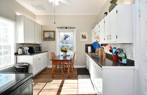 Dunean Casa | ✨Downtown Retreat 🏡 Minutes from Main Street, with Fenced in Backyard ✨