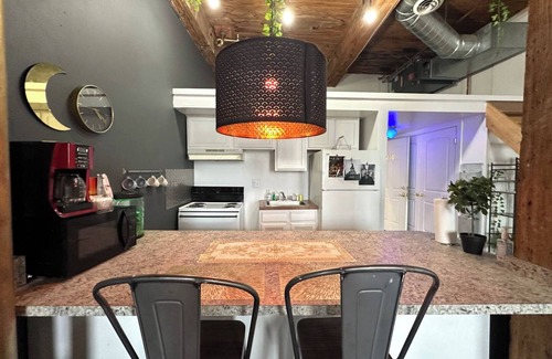 Detroit Apartamento | Downtown: Riverfront Chillout Loft w Projector