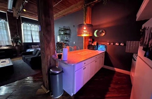 Detroit Apartamento | Downtown: Riverfront Chillout Loft w Projector