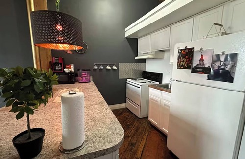 Detroit Apartamento | Downtown: Riverfront Chillout Loft w Projector