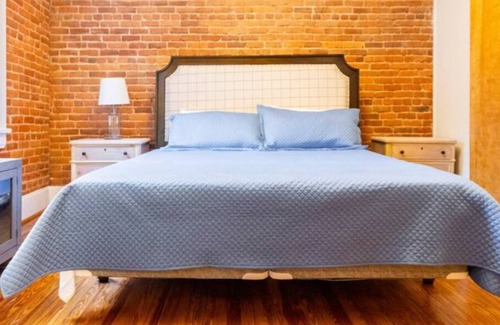 Roanoke Apartamento | Downtown Roanoke Loft: Cozy, Marilyn Monroe-themed, perfect for a unique stay