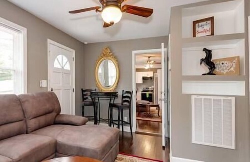 Winston - Salem Casa | Downtown’s Queens (Pad 1 & 2) - 4BR + 2 Sofa Bed