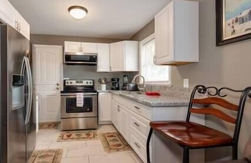 Winston - Salem Casa | Downtown’s Queens (Pad 1 & 2) - 4BR + 2 Sofa Bed