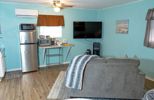 Saint Jo Cabina | Downtown Saint Jo | KING bed | sleeps 2