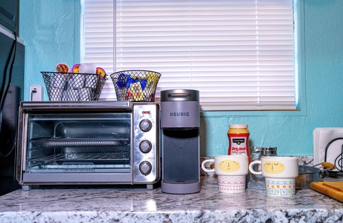 Saint Jo Cabina | Downtown Saint Jo | KING bed | sleeps 2