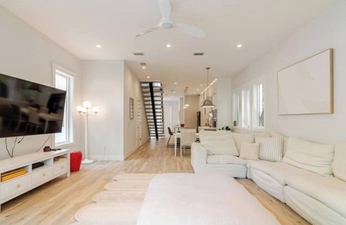 Central Sarasota Casa | Downtown Sarasota w/Saltwater Pool + Hot Tub