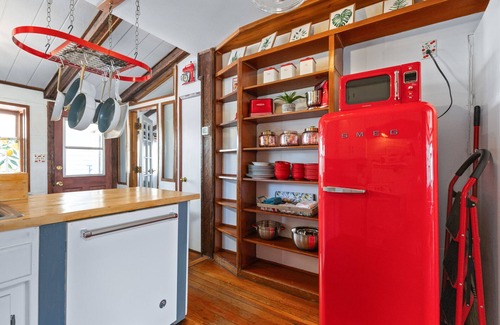 San Luis Obispo Casa | Downtown SLO Eclectic Victorian-Sleeps 12
