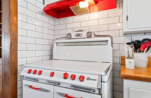 San Luis Obispo Casa | Downtown SLO Eclectic Victorian-Sleeps 12