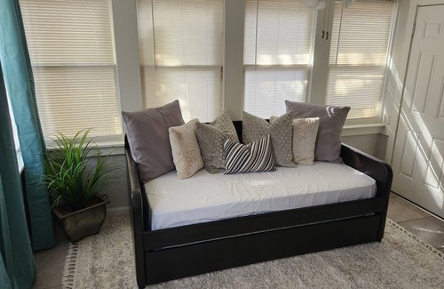 Saint Cloud Casa | Downtown St. Cloud home close shopping, restaurants, and airport.