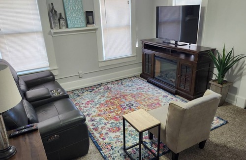 Saint Cloud Casa | Downtown St. Cloud home close shopping, restaurants, and airport.