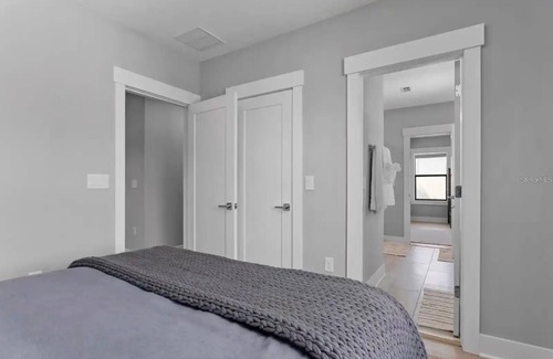 North Hyde Park Villa | Downtown Tampa 5BR/4BR with 6 Car Parking Space