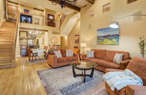 Central Colorado Springs Casa | 2119 Sq / ft con 2 dormitorios / 2 baños, chimenea, cubierta superior con vistas a la montaña
