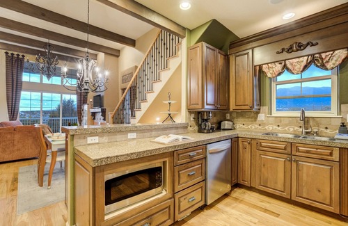 Central Colorado Springs Casa | 2119 Sq / ft con 2 dormitorios / 2 baños, chimenea, cubierta superior con vistas a la montaña
