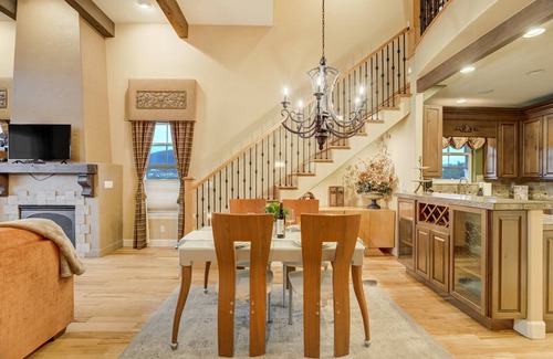 Central Colorado Springs Casa | 2119 Sq / ft con 2 dormitorios / 2 baños, chimenea, cubierta superior con vistas a la montaña