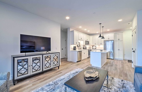 Traverse City Condominio | Downtown Traverse City Condo < 1/2 Mi to Beach!