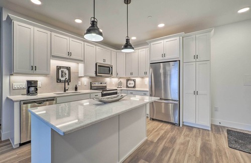 Traverse City Condominio | Downtown Traverse City Condo < 1/2 Mi to Beach!