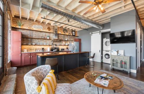 Perryville Apartamento | Downtown Urban Loft above Restaurant #7
