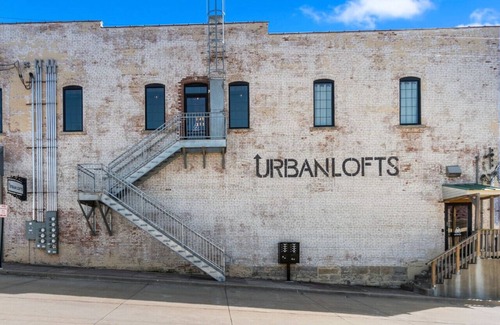 Perryville Apartamento | Downtown Urban Loft above Restaurants