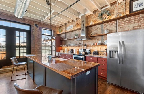 Perryville Apartamento | Downtown Urban Loft above Restaurant