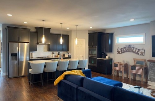Salemtown Casa | Downtown View Roof Deck-Sleeps 12-1.5 to Broadway