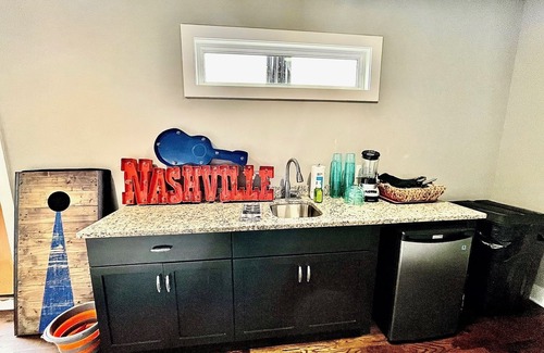 Salemtown Casa | Downtown View Roof Deck-Sleeps 12-1.5 to Broadway