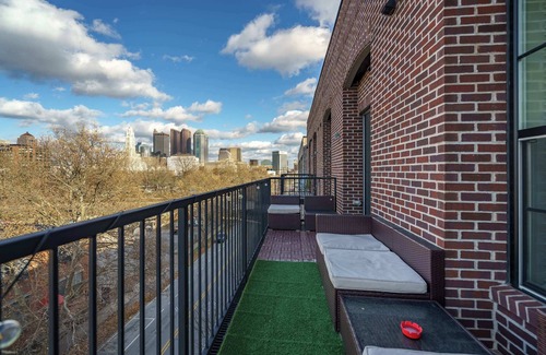 Downtown Columbus Apartamento | Downtown Views from a Stylish 2BR with Balcony