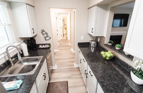 East Bank Condominio | Downtown w/pool, gym, laundry, free parking, river view, fireplace, sleeps 4!