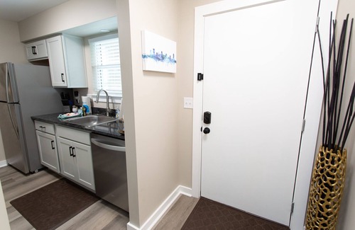 East Bank Condominio | Downtown w/pool, gym, laundry, free parking, river view, fireplace, sleeps 4!