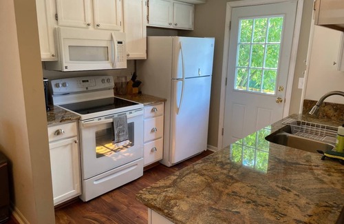 Central Business District Casa | Downtown3BR/2.5BA Townhouse-RoofBalcony-Park 2Cars