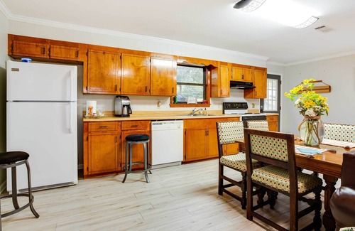 Doyline Cabina | Doyline Cottage w/ Large Porch & Lake Access!
