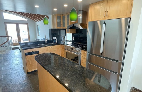Silver Strand Casa | Dragan's Cove a Charming beach haven nestled on the stunning shores of Silvestrand Beach