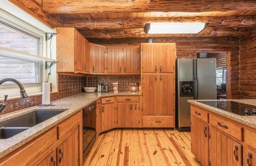 Camden County Cabina | Dragonfly Meadows Log Cabin nestled in the Ozarks