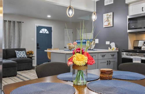 Downers Grove Casa | Dream- 4 King Beds, Fully Fenced