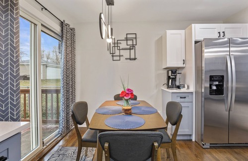 Downers Grove Casa | Dream- 4 King Beds, Fully Fenced