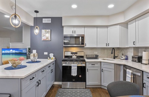 Downers Grove Casa | Dream- 4 King Beds, Fully Fenced