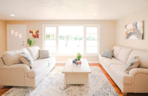 Clay Casa | Dream Acres Farm - 3 Bedrooms Kings/Queen/ Near Base